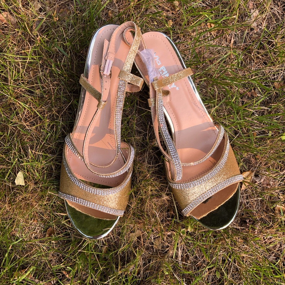 NWB Never worn size 10 sandals